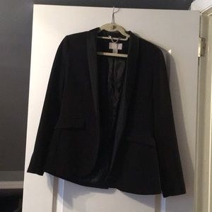 H&M black blazer with a collar detail!